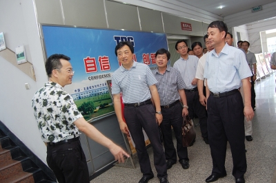 2011年8月，时任浙江省委组织部副部长庄跃成视察正点游戏
