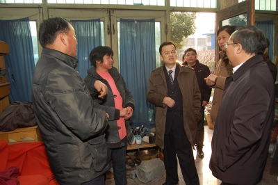 2011年春节前，公司董事长兼党委书记潘建清亲自到群益村村民家中走访慰问