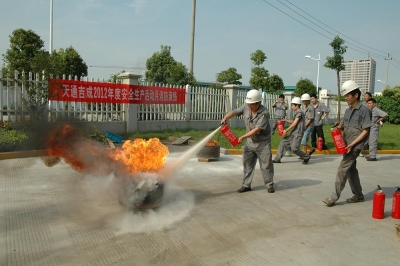 正点游戏吉成公司按期组织员工开展消防演练